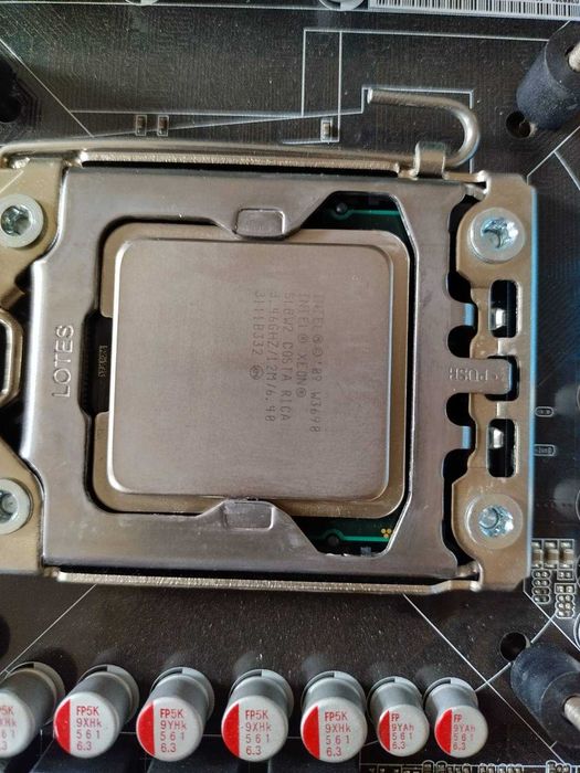 Продавам процесор Intel Xeon W3690 LGA1366 6-ядрен 3.46GHz 12MB