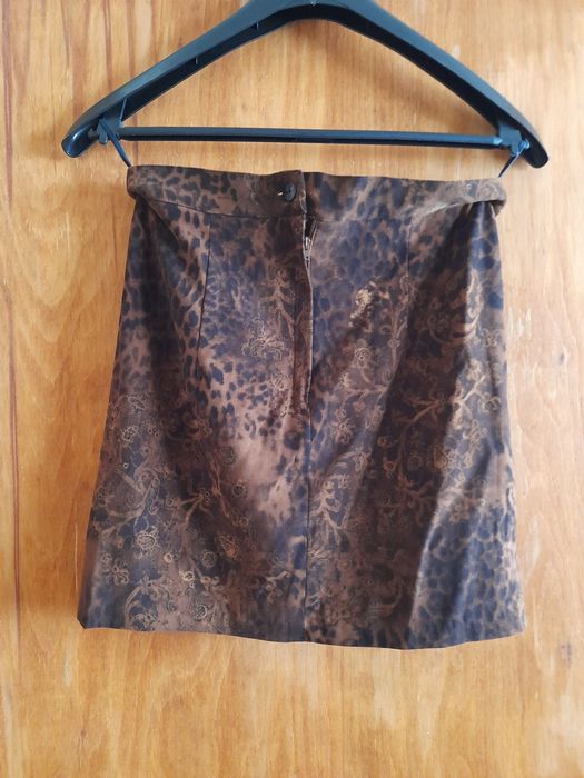 Дамски костюм размер 42, отговаря на S