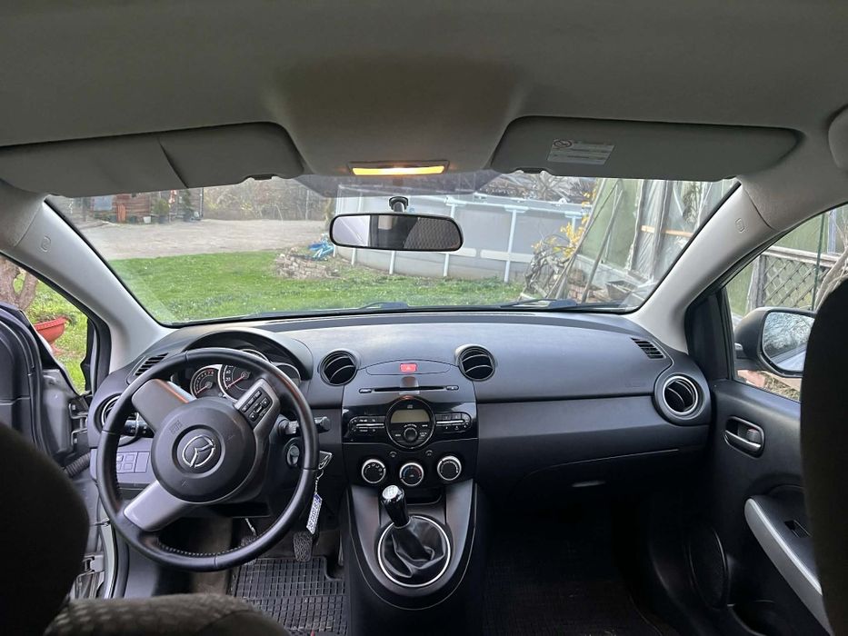 Мазда 2  1.4 бензин