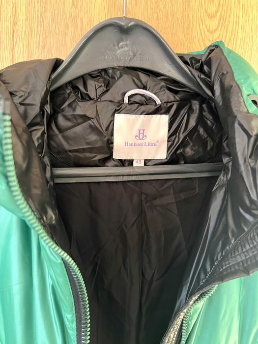 Дълго зимно яке в смарагдовозелен цвят – топло, леко и удобно