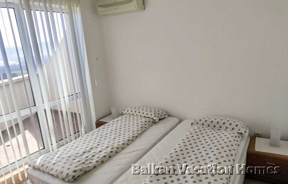 Голям тристаен апартамент с морска панорама в Бяла