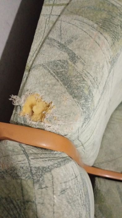 Продам угловой диван со столом