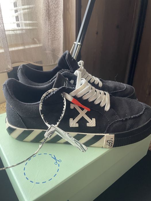 Off-whiet черни кецове