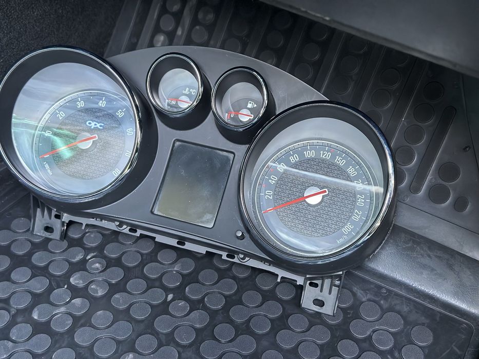 Арматурно табло Opel Insignia OPC