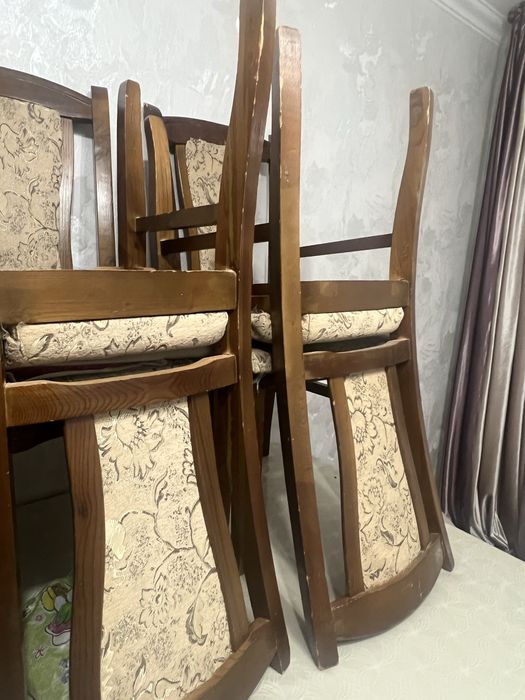 Стол и стулья в хорошем состоянии