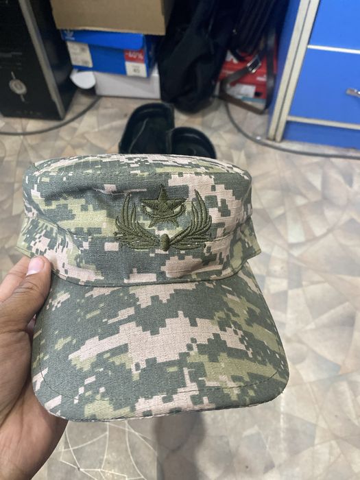 Продаю берцы всесезонные и зимние,форму военную,кепку,и ремень