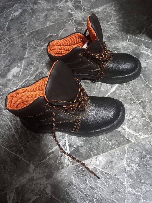 Продаются НОВЫЕ БОТИНКИ 39рр