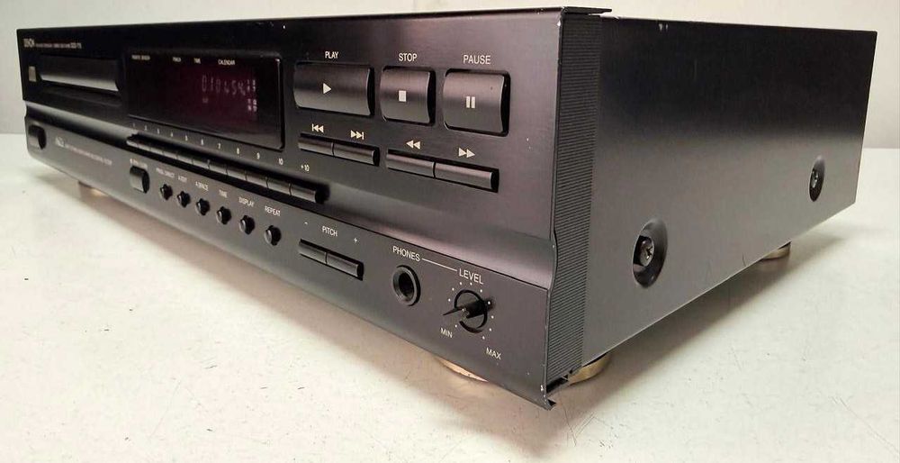 CD Player Denon DCD-715 – Lambda 20 Bit ASLC – Pitch Control – Coaxial – Made in Germany