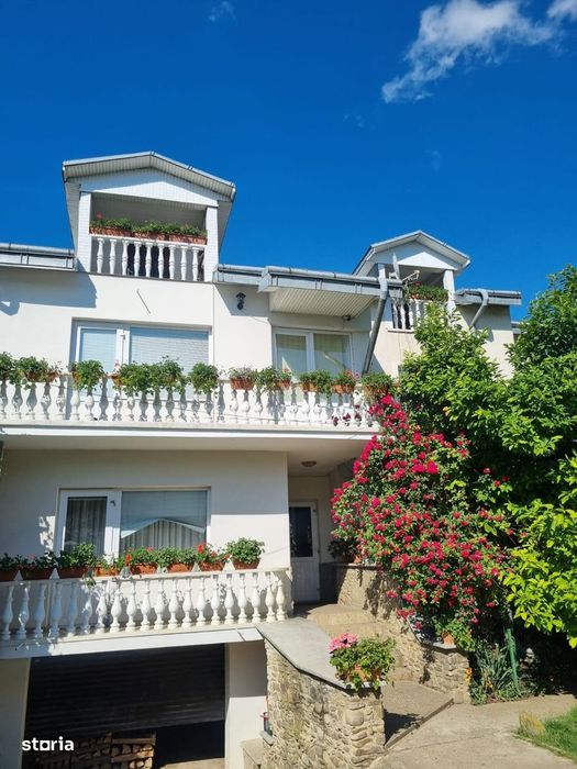Casa la cheie mobilata si utilata cu 2500mp teren in oras