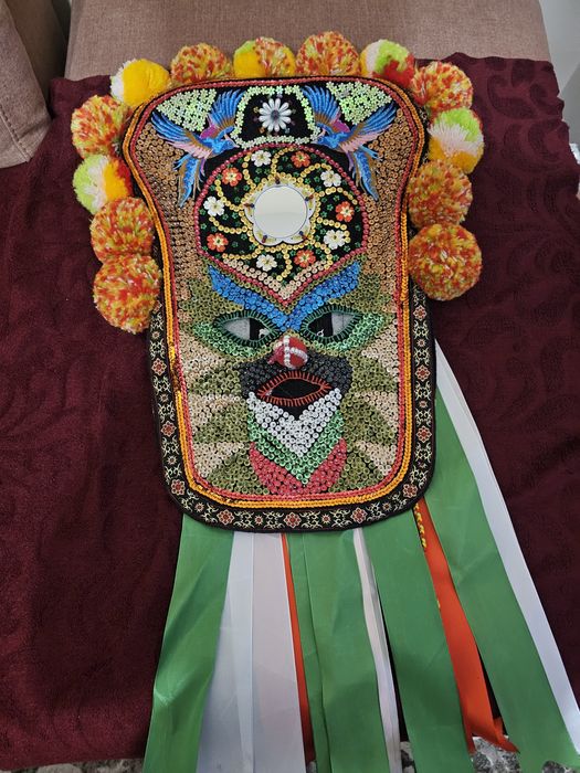 Продавам кукерска маска