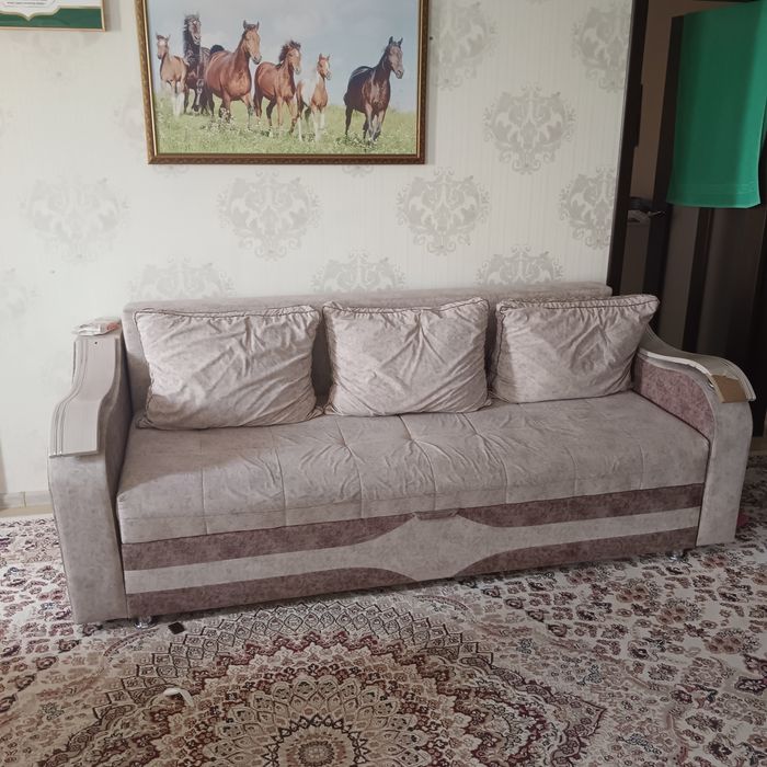 Продаётся диван.