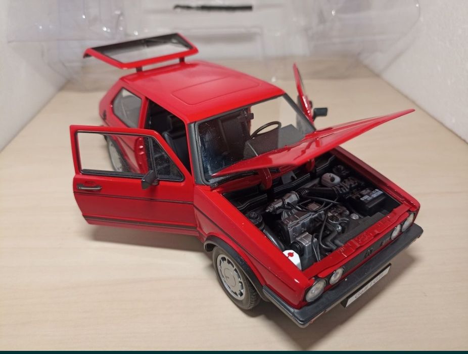 Volkswagen 
Scara 1:18
Welly 

Fotografiile fac parte din descriere...