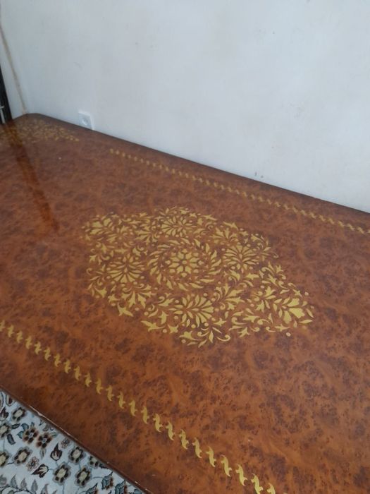 Стол хонтахта стулсиз.