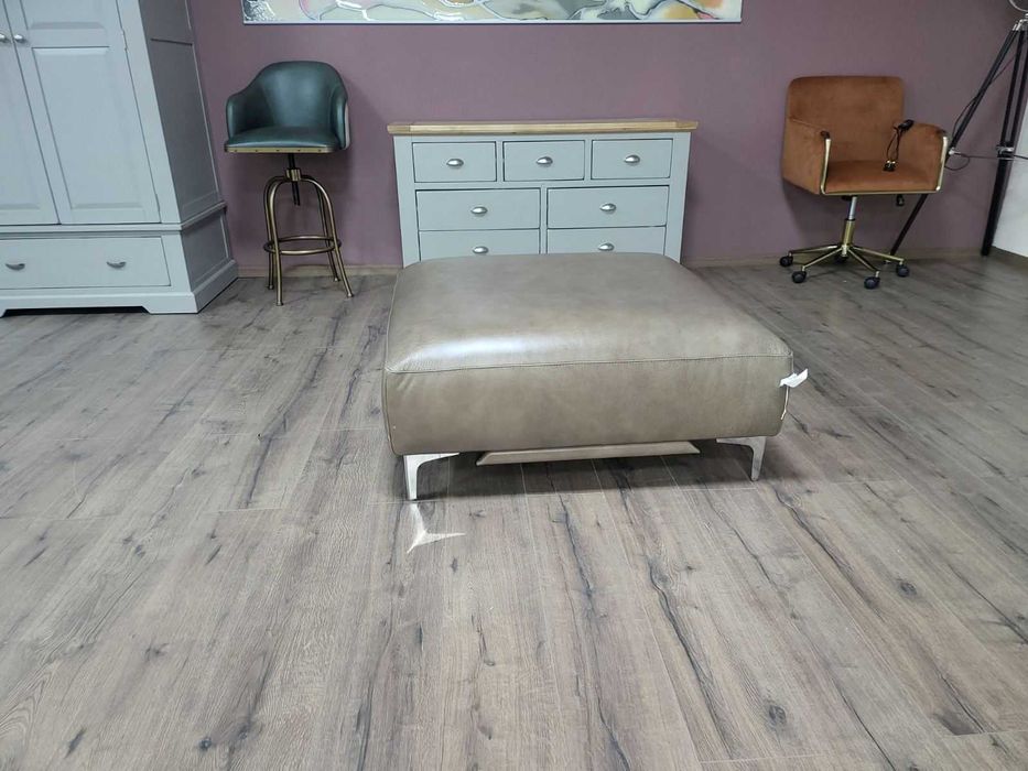 Голяма бежова кожена табуретка