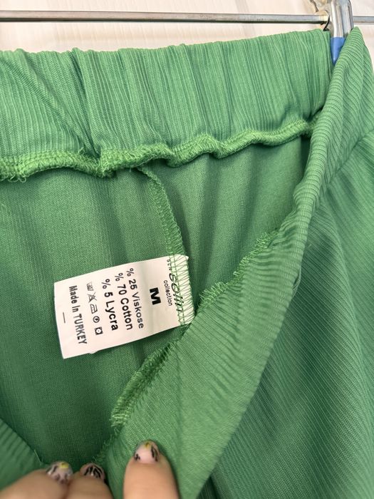 Нов, зелен панталон с широк крачол