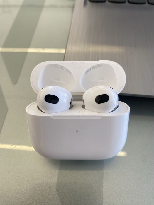 Apple AirPods 3 with lightning charging case