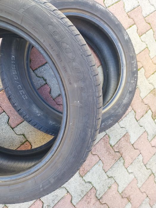 2 cauciucuri Goodyear 235/55/19 profil foarte bun.100 de ron buc.i
