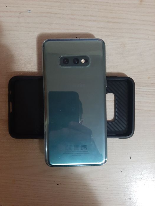 Продам телефон samsung s10e