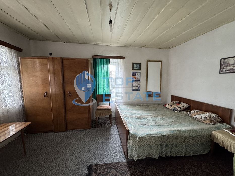 Къща с голям двор и допълнителни постройки в село Янтра, област Велик