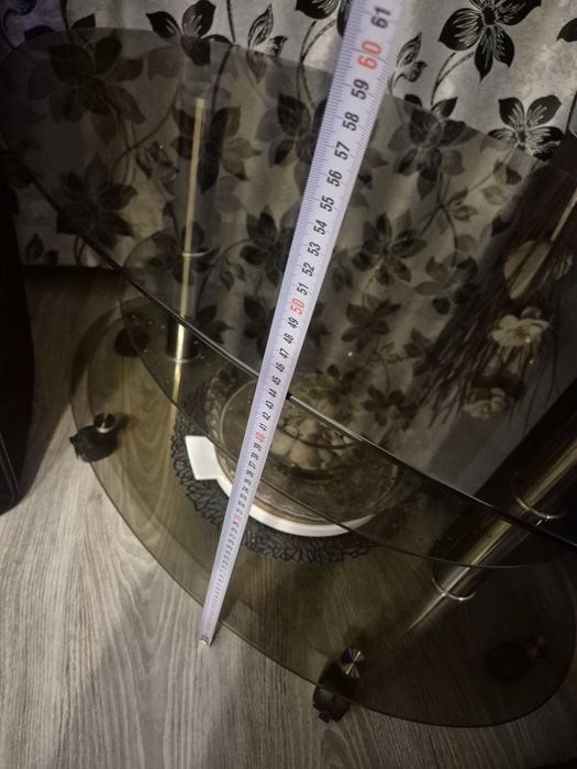 Masă din sticlă cu 3 nivele – elegantă și practică