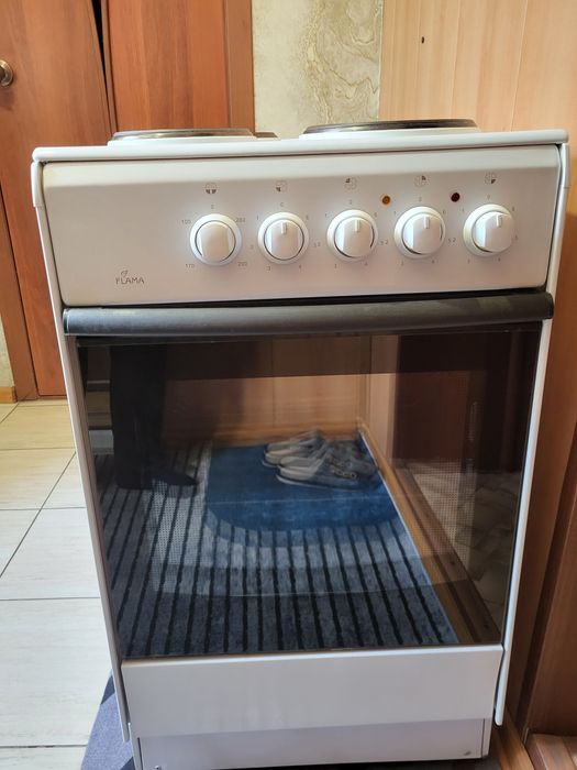 Продам электро плиту Фламаа.