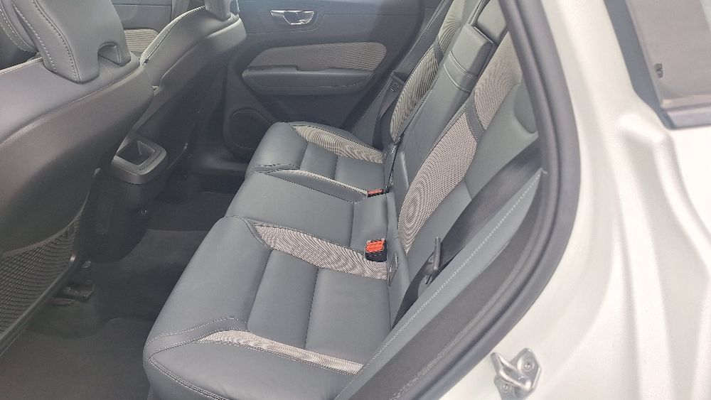 Volvo XC 60 R-Design Facelift mod.2022  2.0d 197CP 25990€