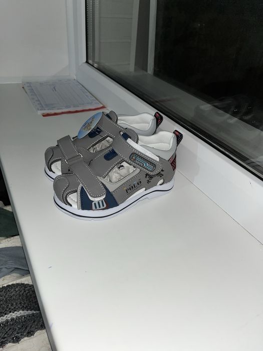 Продам новые сандалики размер 25