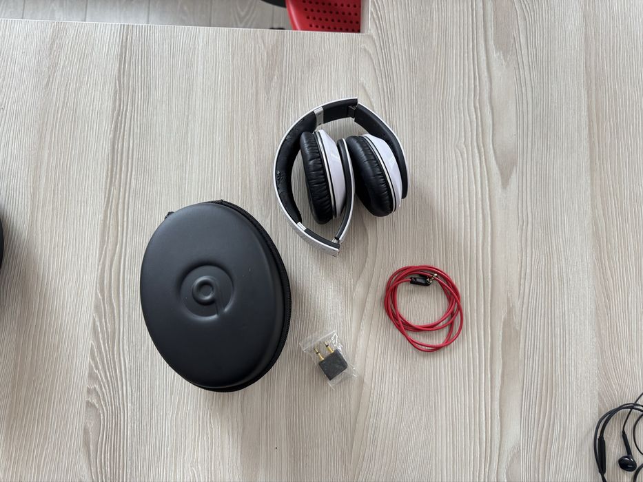 Beats наушники.