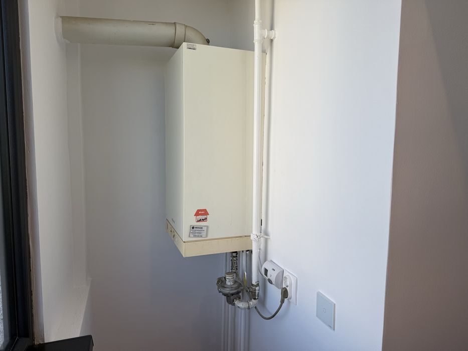 Inchiriez apartament 3 camere Onesti str Libertatii blocuri noi