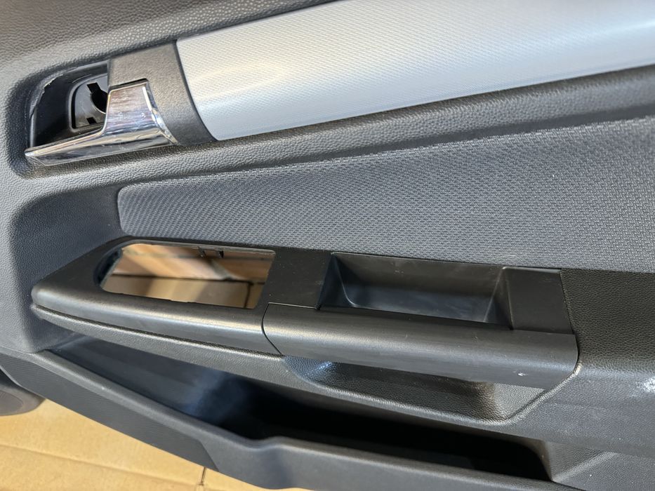 Дверные карты Опель Астра Н