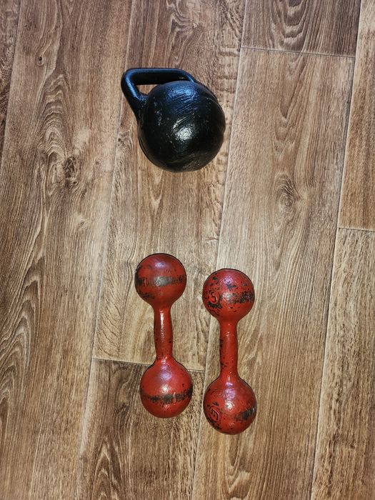 Продам срочно гира и гантели