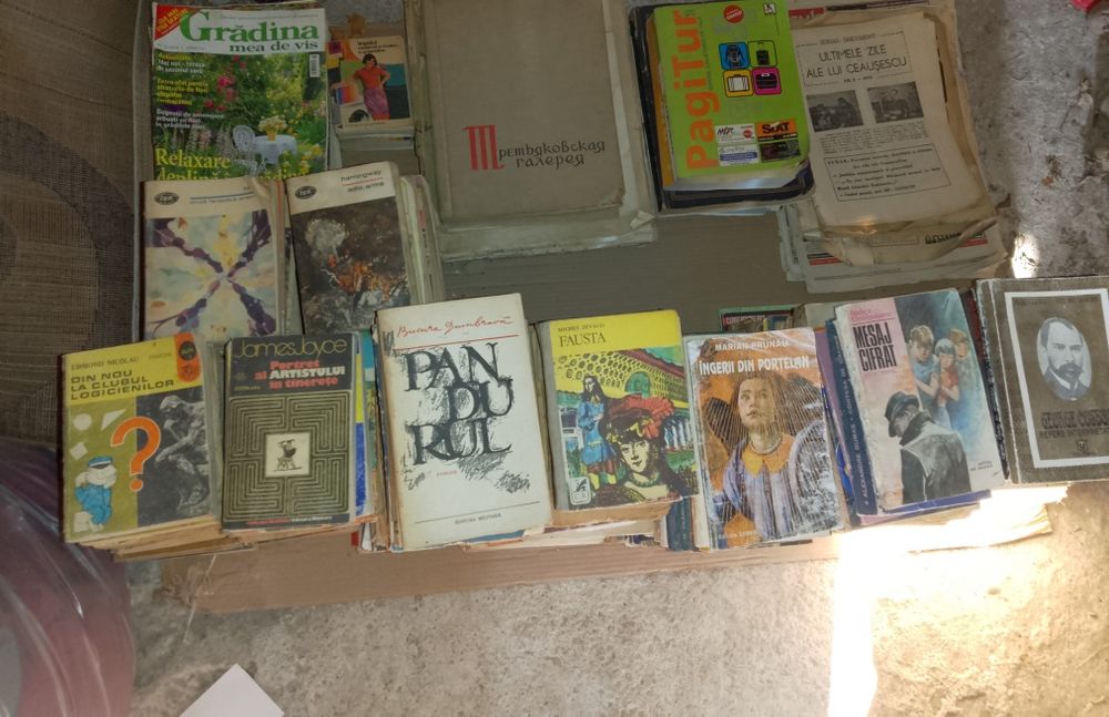 Lot cărți,ziare vechi de vânzare urgent