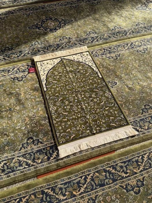 Saudiyada ishlab chiqarilgan Madina joynamozi