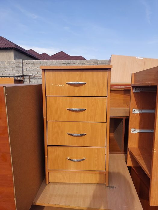Продам столы, шкафы, кресла, тумбочки