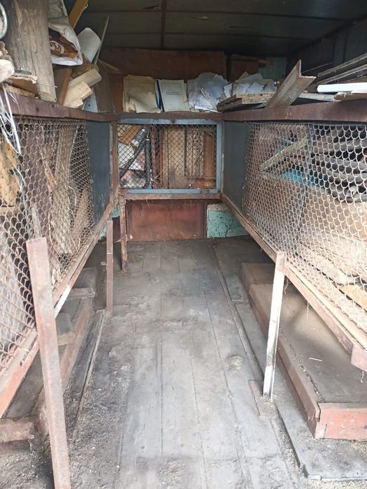 Срочно продам будку с закрывающимися дверьми.