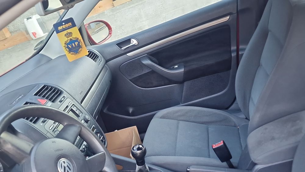 Retapitare fete de usi , plafon , stalpi