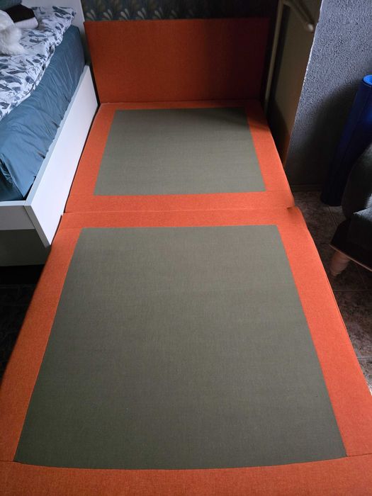 Продавам единичен разтегателен диван