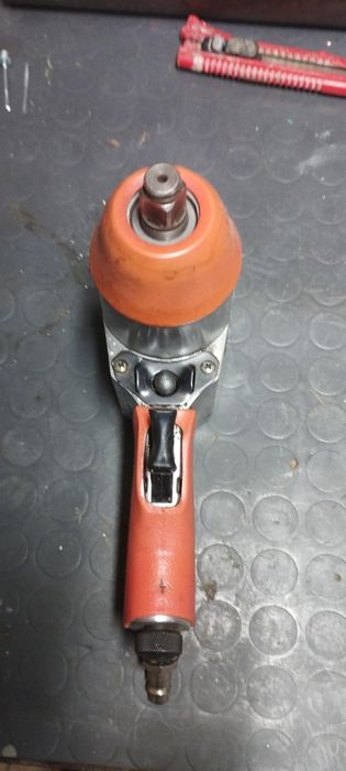 Продавам пневматичен ударен гайковерт