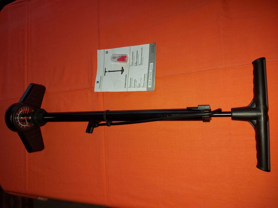 Pompa manuala cu manometru, pentru umflat roti