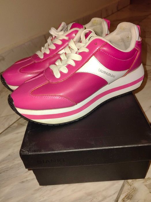 бели кожени сникърси