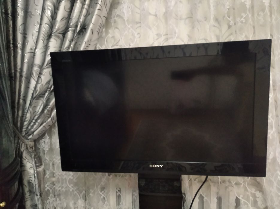 Телевизор SONY вместе с подставкой