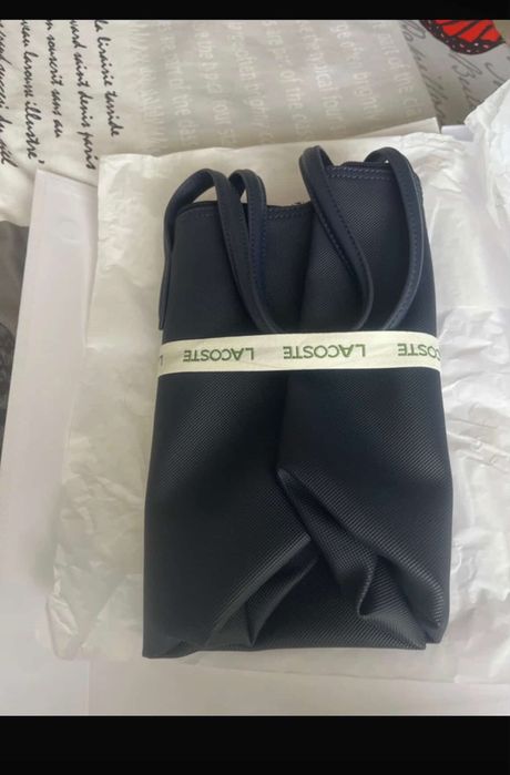 Geanta lacost, geanta este nou nouta, nici nu este desfacuta pamblica