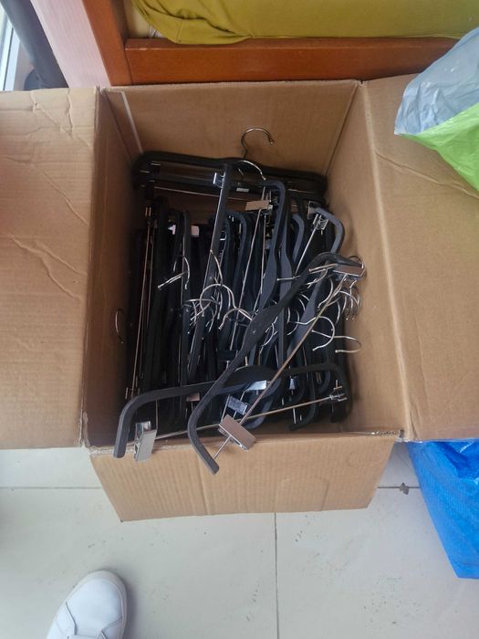 Продават се закачалки за дрехи