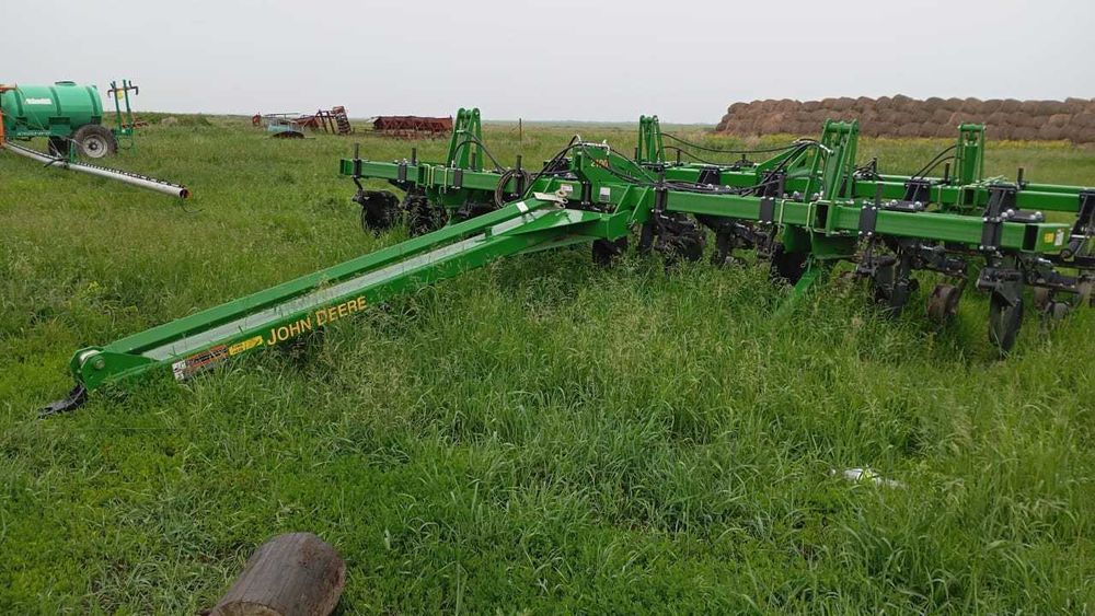 Глубокорыхлитель John Deere 2100