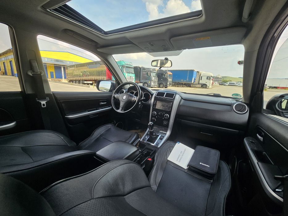 Suzuki grand vitara Limited 1.9 Diese,  4x4 cu reductor, Navigație  Jante  Cârlig  Trapă Bulbar Posibil Rate *