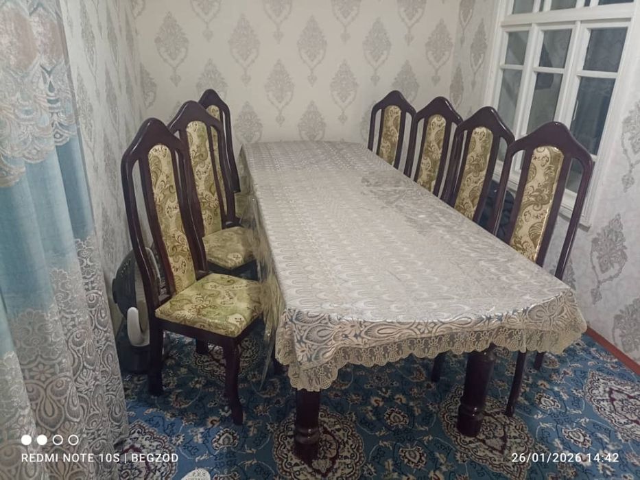 Стол и стульев гостиные.