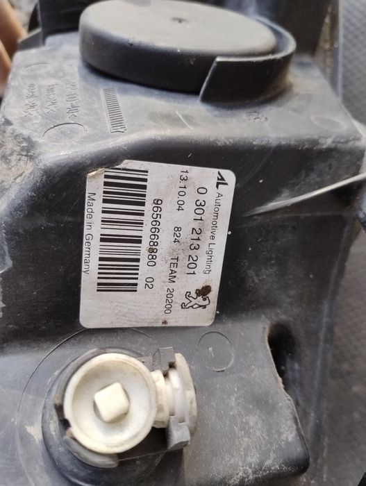 Far stanga cu lupa PEUGEOT 407 2004
cod 0301213201