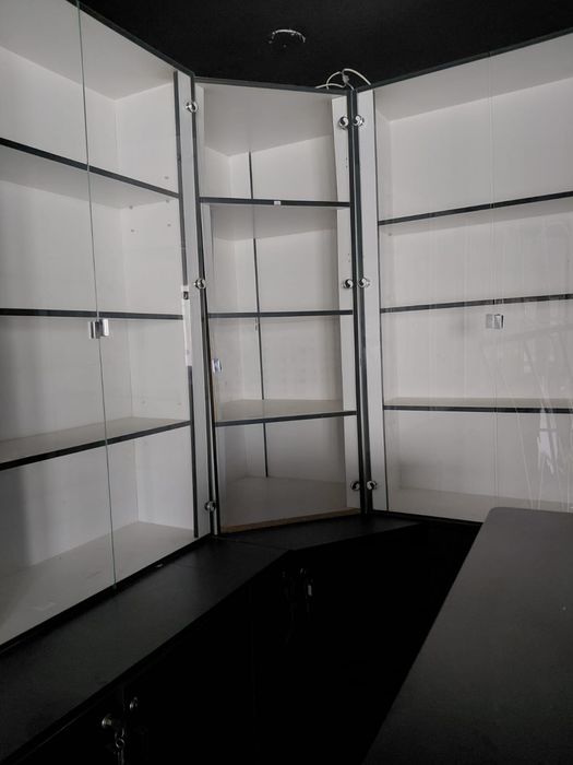 Продам витринный шкаф