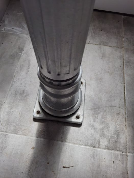 Stalpi stradali  în stare buna