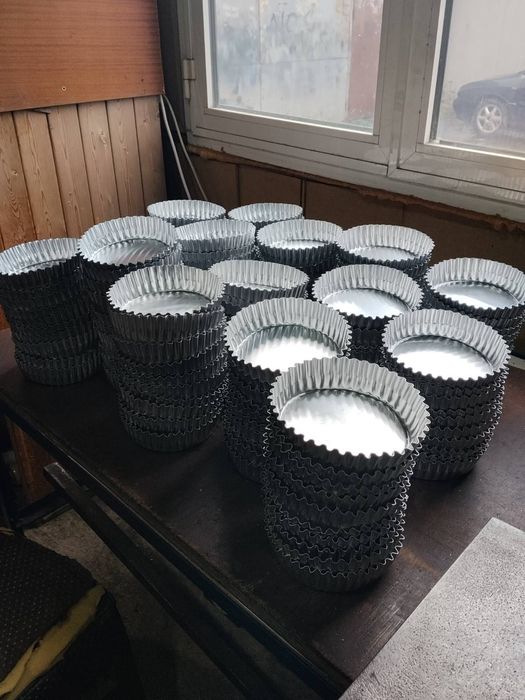 Изработка на тавички и форми за закуски , малинки и пици